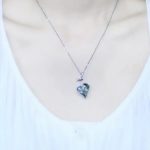 Lange Halskette mit Herzanhänger, verziert mit Swarovski-Kristallen