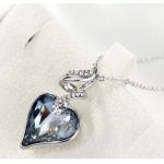 Lange Halskette mit Herzanhänger, verziert mit Swarovski-Kristallen