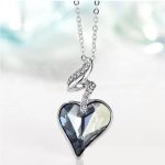 Lange Halskette mit Herzanhänger, verziert mit Swarovski-Kristallen