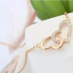 Ineinander verschlungene Doppelherz-Halskette, funkelndes Gold