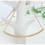 Geschwungene Halskette mit Anhänger, funkelndes Gold