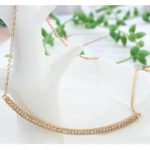 Geschwungene Halskette mit Anhänger, funkelndes Gold