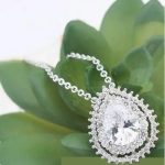  Halskette mit Wassertropfen-Anhänger, Kristály