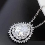  Halskette mit Wassertropfen-Anhänger, Kristály