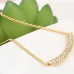 Geschwungene zylindrische Halskette, funkelndes Gold