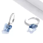 Silberne Ohrringe mit einem blauen Schmetterling