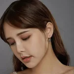 Silberne Ohrringe mit einem blauen Schmetterling