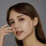 Silberne Ohrringe mit einem blauen Schmetterling