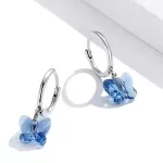 Silberne Ohrringe mit einem blauen Schmetterling