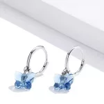 Silberne Ohrringe mit einem blauen Schmetterling