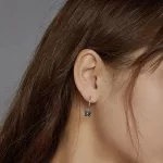 Silberne Ohrringe mit einem blauen Schmetterling