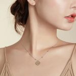 Silberne Halskette mit Büffelanhänger