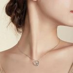 Silberne Halskette mit Bocis-Anhänger