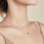 Silberne Halskette mit einer Eule