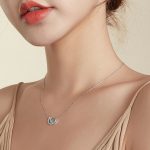 Silberne Halskette mit einer Eule