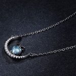 Silberne Halskette mit einer Eule