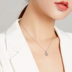 Silberne Halskette mit Hand der Fatima-Anhänger