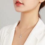 Silberne Halskette mit Hand der Fatima-Anhänger