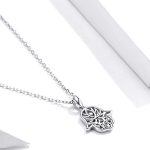 Silberne Halskette mit Hand der Fatima-Anhänger