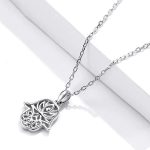 Silberne Halskette mit Hand der Fatima-Anhänger