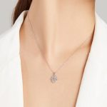 Silberne Halskette mit Hand der Fatima-Anhänger