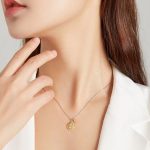 Silberne Halskette mit Sonnenblume