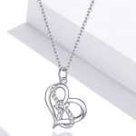 Silberne Halskette mit Anhänger „Unendliche Liebe“.
