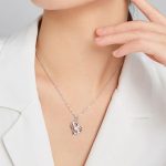 Silberne Halskette mit Anhänger „Unendliche Liebe“.