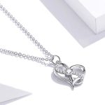 Silberne Halskette mit Anhänger „Unendliche Liebe“.