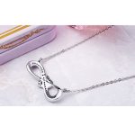 Silberne Halskette mit Anhänger der unendlichen Liebe