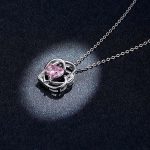 Silberne Halskette mit dreifachem Herz