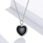 Silberne Halskette mit schwarzem Herz
