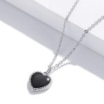 Silberne Halskette mit schwarzem Herz