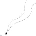 Silberne Halskette mit schwarzem Herz