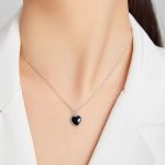 Silberne Halskette mit schwarzem Herz