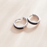 Silberohrringe, schwarz und weiß