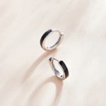 Silberohrringe, schwarz und weiß