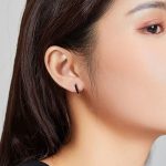 Silberohrringe, schwarz und weiß