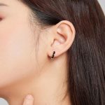 Silberohrringe, schwarz und weiß