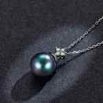 Silberne Halskette mit Perlenanhänger