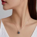 Silberne Halskette mit Perlenanhänger