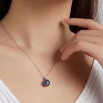 Silberne Halskette mit Perlenanhänger