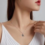 Silberne Halskette mit Farbpalette