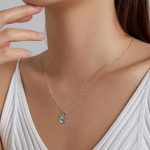 Silberne Halskette mit Farbpalette