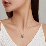 Silberne Halskette, ewige Freundschaft