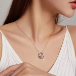 Silberne Halskette, ewige Freundschaft