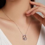 Silberne Halskette, ewige Freundschaft