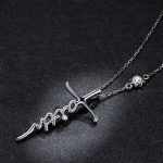Silberne Halskette mit einem Kreuz und der Aufschrift Glaube