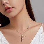 Silberne Halskette mit einem Kreuz und der Aufschrift Glaube