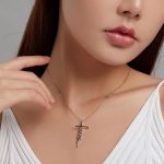 Silberne Halskette mit einem Kreuz und der Aufschrift Glaube